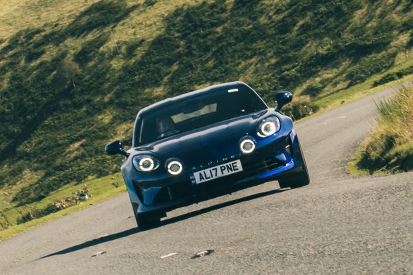 Ретро стилът на марката Renault Alpine е един от най-добрите и трябва да му се насладите максимално преди да си отиде завинаги.

Задвижван от 1,8-литров бензинов двигател с турбокомпресор A110 предлага 249 к.с. Това може да не звучи много, но когато е съчетано с тегло от 1098 кг, купето със задно задвижване изхвърча до стотака за 4,5 секунди. 

Има мощни версии като моделите A110 S и A110 GT. Те получават 296 коня и 4,2 секунди спринт до стотака – по-бързо от Porsche 718 Cayman S. Хич не са лоши!

A110 има наистина отличителен динамичен характер, способен да влиза с лекота в остри завои. Освен това е изненадващо удобен и на добра цена. 

Е, интериорът на A110 не е от най-добрите, а информационно-развлекателната система е дори много лоша. Но вероятно няма да ви впечатли, когато сте зад волана.